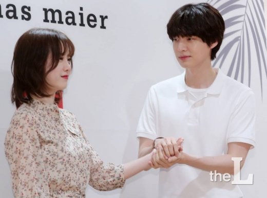 배우 구혜선, 안재현 부부가 2018년 5월 31일 서울 중구 유니클로 명동 중앙점에서 열린 리조트웨어 컬렉션 론칭 행사에 참석해 포즈를 취하고 있다. / 사진=김창현 기자 chmt@