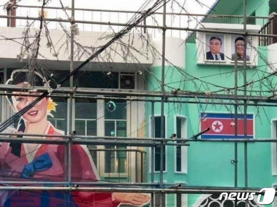 서울 마포구 홍대 앞에 공사중인 한 주점에 북한 인공기와 함께 김일성, 김정일 부자의 사진이 걸려 논란이 일고 있다./사진=뉴스1