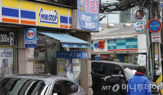 서울 서대문구 신촌 거리에 편의점들. /사진=뉴스1