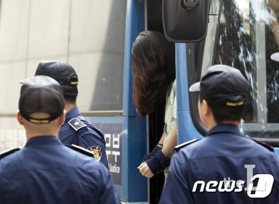 전 남편 살해 혐의로 구속기소된 고유정이 16일 오후 제주지방법원에서 열린 3차 공판에 참석하기 위해 법원에 출석하고 있다./사진=뉴스1