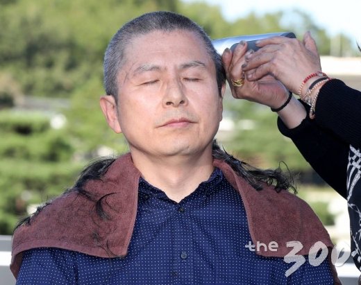 자유한국당 황교안 대표가 16일 오후 서울 종로구 청와대 분수대 앞에서 문재인 정권의 헌정유린 중단과 조국 파면 촉구 삭발투쟁하고 있다. / 사진=홍봉진 기자 honggga@