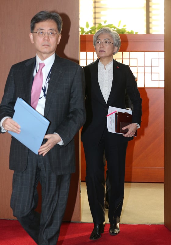 (서울=뉴스1) 신웅수 기자 = 강경화 외교부 장관(오른쪽)과 김현종 통상교섭본부장이 12일 오후 서울 세종로 정부서울청사에서 열린 대외경제장관회의에 참석하고 있다. 강 장관은 이날 고노 다로 일본 외무상과 전화통화를 갖고 대법원의 강제징용 피해자 판결과 관련해 우리 정부의 입장을 설명하고 일측의 신중한 대응을 촉구했다. 2018.12.12/뉴스1 <저작권자 © 뉴스1코리아, 무단전재 및 재배포 금지>