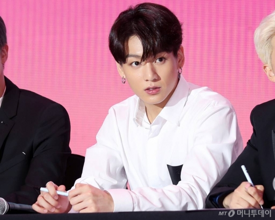 그룹 방탄소년단 정국이 17일 오전 서울 중구 을지로 동대문디자인플라자에서 열린 새 앨범 'MAP OF THE SOUL: PERSONA' 발매 기념 글로벌 기자간담회에서 질의응답을 하고 있다. / 사진=김휘선 기자 hwijpg@