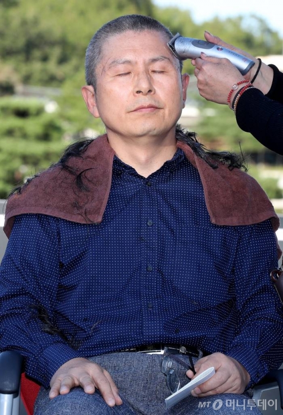 ÀÚÀ¯Çѱ¹´ç Ȳ±³¾È ´ëÇ¥°¡ 16ÀÏ ¿ÀÈÄ ¼¿ï Á¾·Î±¸ û¿Í´ë ºÐ¼ö´ë ¾Õ¿¡¼ ¹®ÀçÀÎ Á¤±ÇÀÇ ÇåÁ¤À¯¸° Áߴܰú Á¶±¹ ÆÄ¸é Ã˱¸ »è¹ßÅõÀïÇϰí ÀÖ´Ù. / »çÁø=È«ºÀÁø ±âÀÚ honggga@