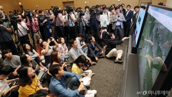 [사진]취재진에게 8K 화질 설명하는 삼성전자