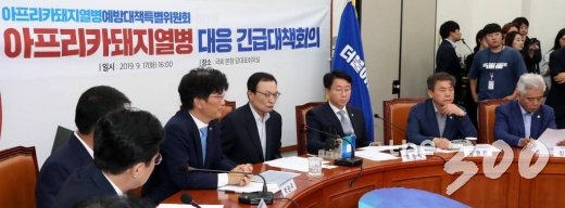 더불어민주당 이해찬 대표가 17일 오후 서울 여의도 국회에서 열린 아프리카돼지열병 대응 긴급대책회의에서 발언하고 있다. / 사진=홍봉진 기자 honggga@