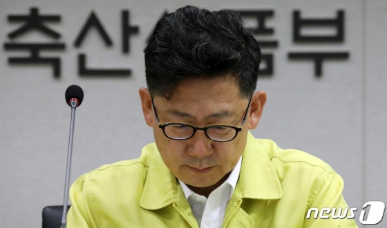 김현수 농림축산식품부 장관이 17일 정부세종청사 농식품부에서 열린 아프리카돼지열병 상황점검 및 대책 서울-세종-자자체 영상회의에서 고심하고 있다. /사진=뉴스1