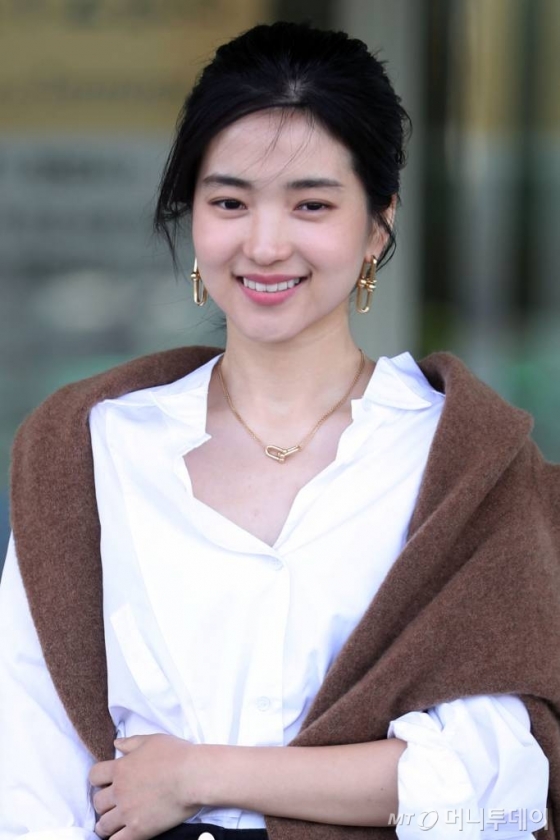 배우 김태리가 매거진 화보 촬영을 위해 중국 상하이로 18일 오전 인천국제공항을 통해 출국하고 있다. / 사진=임성균 기자 tjdrbs23@
