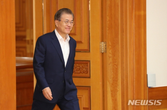 문재인 대통령이 18일 청와대 본관에서 크리스토프 들루아르 국경없는기자회 사무총장과 접견을 위해 접견실로 들어서고 있다./사진=뉴시스