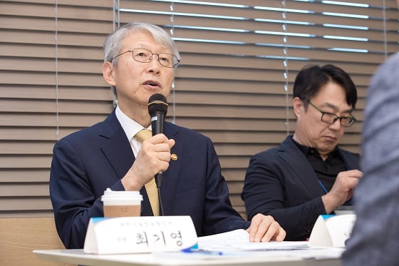 최기영 과학기술정보통신부 장관이 18일 오후 서울 송파구 지능형반도체 팹리스 기업, 텔레칩스에서 열린 간담회에 참석해 인사말을 하고 있다/사진=과학기술정보통신부