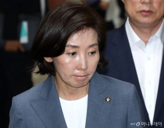 자유한국당 나경원 원내대표가 9일 오후 서울 여의도 국회에서 열린 긴급의원총회를 마친 뒤 회의장을 나서고 있다./사진=홍봉진 기자