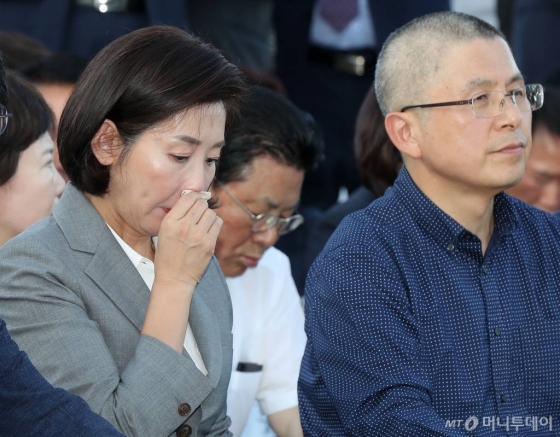자유한국당 나경원 원내대표(왼쪽)가 16일 오후 서울 종로구 청와대 분수대 앞에서 문재인 정권의 헌정유린 중단과 조국 파면 촉구하며 삭발한 황교안 대표와 나란히 앉아 눈물을 글썽이고 있다. / 사진=홍봉진 기자 honggga@
