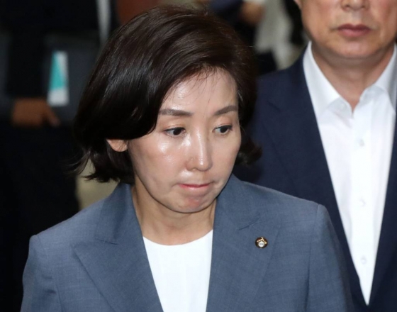자유한국당 나경원 원내대표가 9일 오후 서울 여의도 국회에서 열린 긴급의원총회를 마친 뒤 회의장을 나서고 있다. / 사진=홍봉진 기자 honggga@