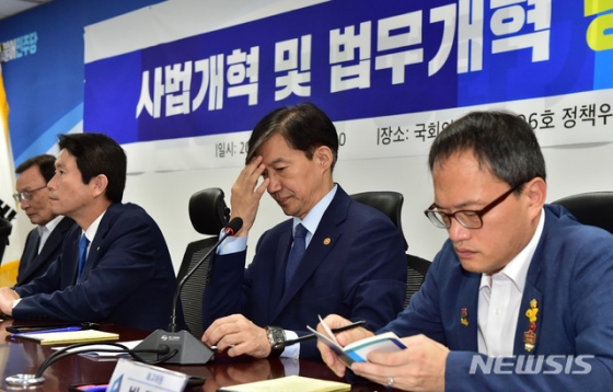 【서울=뉴시스】박영태 기자 = 조국 법무부 장관이 18일 국회 의원회관에서 열린 사법개혁 및 법무개혁 당정협의에서 생각에 잠겨 있다. 2019.09.18. photo@newsis.com