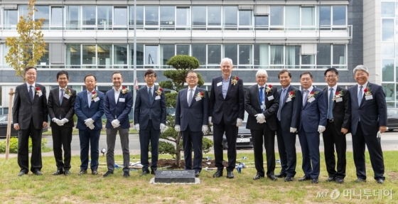 정몽원 한라그룹 회장(왼쪽 6번째), 금창록 프랑크푸르트 총영사(왼쪽 5번째), 현대기아차 알버트 비어만 연구개발본부장(왼쪽 7번째), 만도 탁일환 사장(오른쪽 4번째), 만도 한스외르그 파이겔 독일 법인장(오른쪽 5번째)이 만도 유럽 R&D센터 오픈 행사를 기념하여 촬영하고 있다. /사진제공=만도