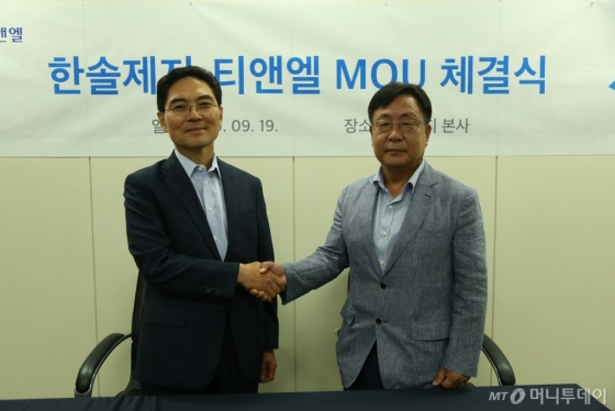 이상훈 한솔제지 대표(왼쪽)와 최윤소 티앤엘 대표가 19일 나노 셀룰로오스를 공급하는 내용의 업무협약(MOU)을 체결한 후 기념촬영을 하고 있다./사진제공 한솔제지