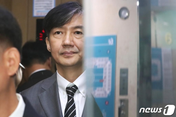 조국 법무부 장관이 19일 오전 서울 여의도 국회에서 조배숙 민주평화당 원내대표 예방을 마치고 승강기에 오르고 있다./사진=뉴스1