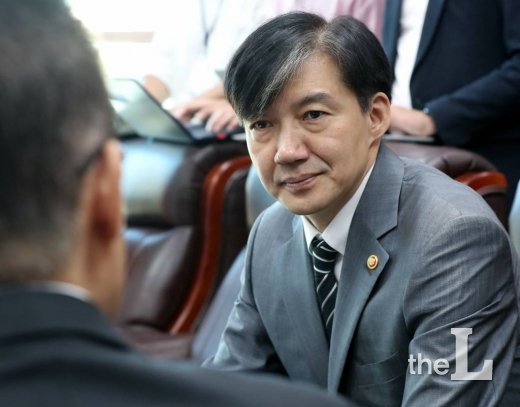 조국 법무부 장관이 19일 오전 서울 여의도 국회를 방문해 대안정치연대 박지원 의원을 예방하고 있다. / 사진=홍봉진 기자 honggga@