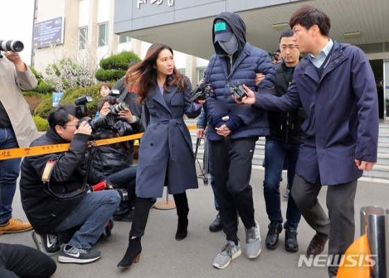 【인천=뉴시스】배훈식 기자 = 마약류 관리에 관한 법률 위반 혐의를 받고 있는 SK그룹 창업주 3세 최영근(31·구속)씨가 9일 오전 인천 남동구 인천남동경찰서에서 검찰에 송치를 위해 호송차로 향하고 있다. 2019.04.09. dahora83@newsis.com