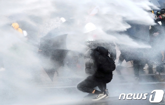 15일 홍콩 시민들이 행정장관 직선제를 요구하는 시위중 경찰과 충돌을 하고 있다. © 로이터=뉴스1 © News1 우동명 기자