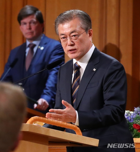 스웨덴을 국빈 방문 중인 문재인 대통령이 14일 스톡홀름 스웨덴 의회 구 하원 의사당에서 '한반도 비핵화와 평화를 위한 신뢰' 주제로 연설한 후 질문에 답변하고 있다. 2019.06.14.【스톡홀름(스웨덴)=뉴시스】전신 기자 = photo1006@newsis.com