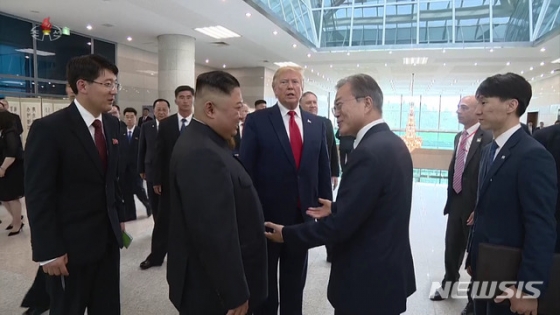 【서울=뉴시스】김정은 국무위원장이 지난달 30일 경기도 파주 판문점에서 도널드 트럼프 미국 대통령과 회담했다고 조선중앙TV가 1일 보도했다. 사진은 평화의 집에서 문재인 대통령과 김정은 국무위원장, 트럼프 대통령이 대화를 나누고 있다. 2019.07.01. (사진=조선중앙TV 캡쳐) photo@newsis.com
