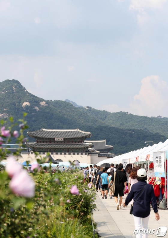 지난달 서울 세종대로 광화문광장 보행전용거리를 찾은 시민들이 희망나눔장터를 거닐고 있다. /사진=뉴스1