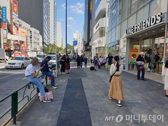 19일 오전 일본 도쿄 하라주쿠 라인프렌즈 매장 오픈을 기다리는 사람들 모습/사진=김세관 기자.