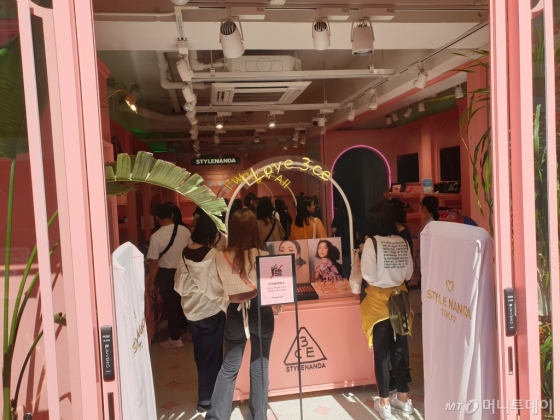 일본 도쿄 하라주쿠의 메인 거리 다케시타거리에 위치한 '스타일난다' 매장에서 일본 현지 젊은이들이 제품을 구매하는 모습/사진=김세관 기자.