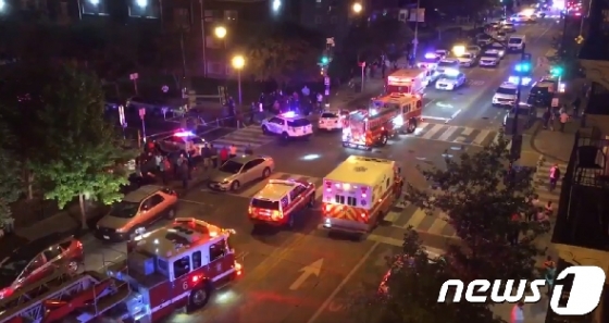 19일(현지시간) 오후 10시쯤 미국 워싱턴 디시 길거리 한복판에서 총격사건이 발생했다. (트위터 @chriscollison 갈무리)