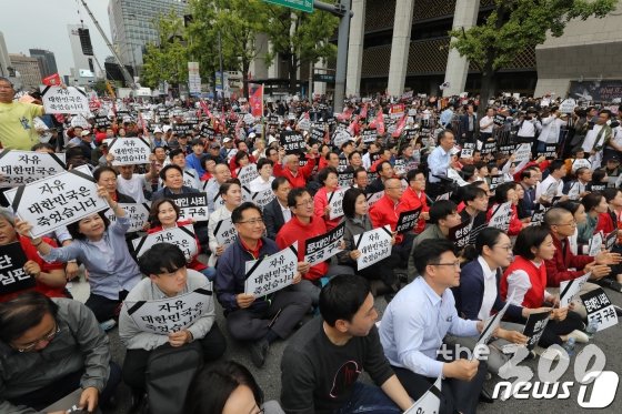 (서울=뉴스1) 이재명 기자 = 황교안 자유한국당 대표와 나경원 원내대표 등 참석자들이 21일 오후 서울 세종대로 광화문광장 인근에서 열린 문재인 정권 헌정유린 중단과 위선자 조국 파면 촉구 집회에서 구호를 외치고 있다. 2019.9.21/뉴스1