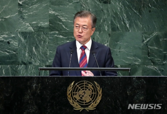 문재인 대통령이 26일 오후(현지시각) 미국 뉴욕 유엔 총회장에서 제73차 유엔총회 기조연설을 하고 있다. 2018.09.27. pak7130@newsis.com 【뉴욕=뉴시스】박진희 기자 = <저작권자ⓒ 공감언론 뉴시스통신사. 무단전재-재배포 금지.>