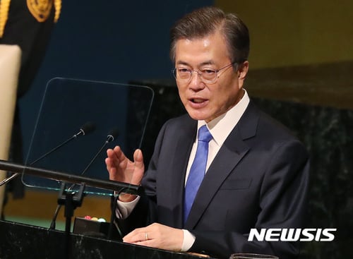 문재인 대통령이 21일(현지시간) 미국 뉴욕 유엔본부 총회 회의장에서 기조연설을 하고 있다. 2017.09.21. photo1006@newsis.com 【뉴욕(미국)=뉴시스】전신 기자 = <저작권자ⓒ 공감언론 뉴시스통신사. 무단전재-재배포 금지.>