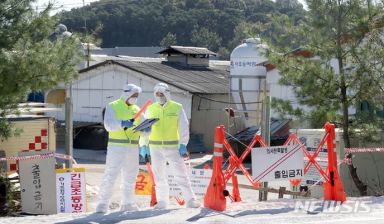 【김포=뉴시스】 전진환 기자 = 23일 오전 아프리카 돼지열병(ASF) 의심 신고가 접수된 경기도 김포시 한 돼지농장 입구에서 방역관계자들이 출입을 통제하고 있다. 2019.09.23.   amin2@newsis.com