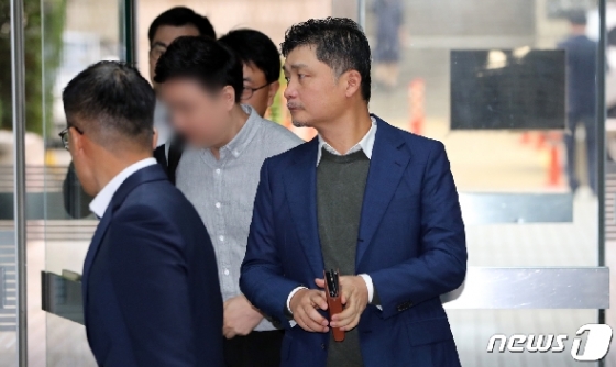 김범수 카카오 의장이 25일 서울 서초동 서울중앙지법에서 열린 공정거래법 위반 혐의에 대한 2심 재판에 출석하고 있다. 2019.9.25/뉴스1 © News1 허경 기자