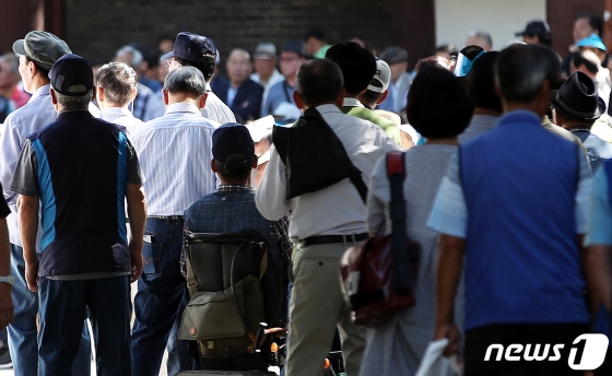 서울 종로구 탑골공원에서 어르신들이 휴식을 취하고 있다./사진=뉴스1