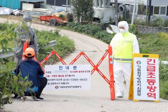 경기 파주에서 국내 첫 아프리카돼지열병(ASF)이 발생한 17일 경기 파주시 한 양돈농장 및 주변 출입이 통제되고 있다. /사진= 이기범 기자 leekb@