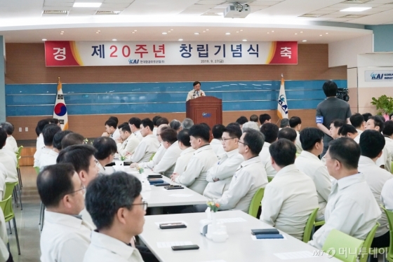 한국항공우주산업(KAI)이 10월 1일 창사 20주년을 앞두고 27일 경남 사천 본사에서 '20주년 창립기념식'을 가졌다. 안현호 신임 KAI 사장이 발언하고 있다./사진=KAI