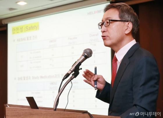 김선영 헬릭스미스 대표가 26일 오전 서울 한국프레스센터에서 열린 긴급기자회견에서 최근 임상 3상 결과 도출에 실패한 당뇨병성신경병증 치료제 후보물질인 ‘엔젠시스(VM202-DPN)’에 관한 향후 계획을 발표하고 있다. / 사진=이동훈 기자 photoguy@