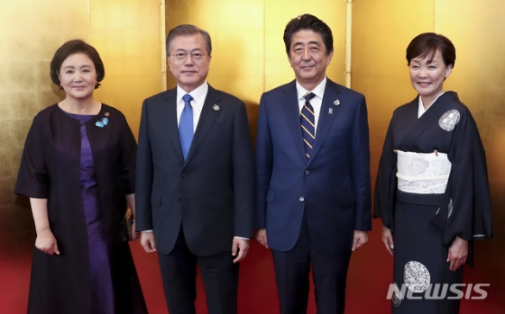 【오사카(일본)=뉴시스】전신 기자 = 문재인 대통령과 부인 김정숙 여사가 28일 오사카 영빈관에서 열린 정상만찬에 참석하며 아베 신조 일본 총리 내외와 기념촬영하고 있다. 2019.06.28.   photo1006@newsis.com