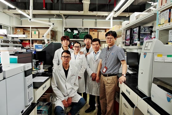 최성득 교수(오른쪽) 연구팀이 울산의 신종유해물질 오염 지도를 발표했다/사진=UNIST