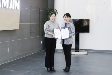 (좌측부터) 아딸 이현경 대표, 강혜정 삼진글로벌 부사장이 해외 시장 유통 협약을 체결했다./사진제공=아딸