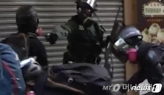 1일(현지시간) 홍콩 경찰이 자신을 공격하는 시위대원을 향해 권총을 겨누고 있다. / 영상=홍콩대학 학생회 제공 영상 캡처