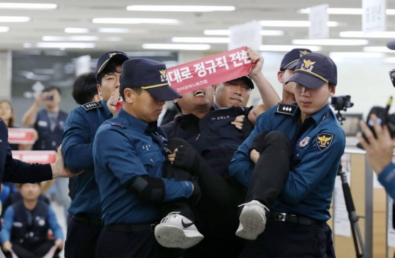 민주노총 산하 금속노조 현대·기아차 비정규직지회 노조원이 2일 오전 서울 중구 서울지방고용노동청에서 점거 농성을 벌이던 중 경찰에 연행되고 있다. /사진=뉴시스