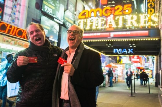 극장체인 AMC 앞에서 사진을 찍은 미치 로우와 테드 팬스워스 /사진=moviepass
