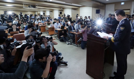 반기수 화성연쇄살인사건 수사본부장(경기남부청 2부장)이 19일 오전 경기 수원시 경기남부지방경찰청에서 화성연쇄살인사건의 유력 용의자 50대 A씨를 찾은 경위와 증거 등 수사 진행상황을 설명하고 있다.<br />
 / 사진=김창현 기자 chmt@