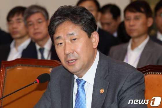 박양우 문화체육관광부 장관이 2일 서울 여의도 국회에서 열린 문화체육관광위원회 국정감사에 출석해 의원들의 질의에 답하고 있다. /사진=뉴스1