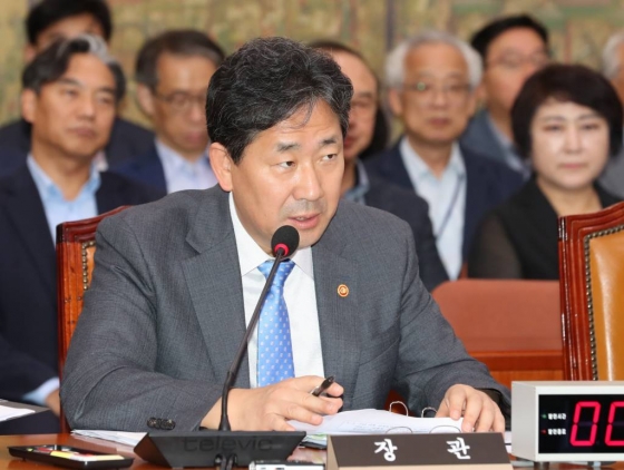 2일 오후 서울 여의도 국회 문화체육관광위원회에서 국정감사가 열리고 있는 가운데 박양우 장관이 의원들의 질의에 답변하고 있다./사진=뉴시스