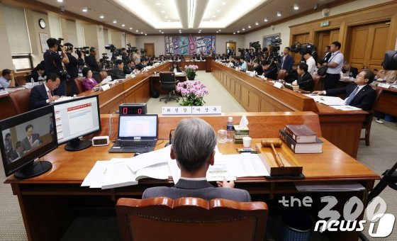 20대 국회 마지막 국정감사가 막을 올린 2일 서울 서초구 대법원에서 법제사법위원회의 대법원(법원행정처) 등에 대한 국정감사가 열리고 있다. /사진=뉴스1