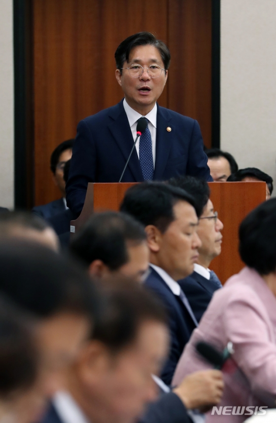 【서울=뉴시스】고승민 기자 = 2일 서울 여의도 국회에서 열린 산업통상자원중소벤처기업위원회의 산업통상자원부 등 7개 기관에 대한 국정감사에서 성윤모 산자부 장관이 업무보고를 하고 있다. 2019.10.02. kkssmm99@newsis.com